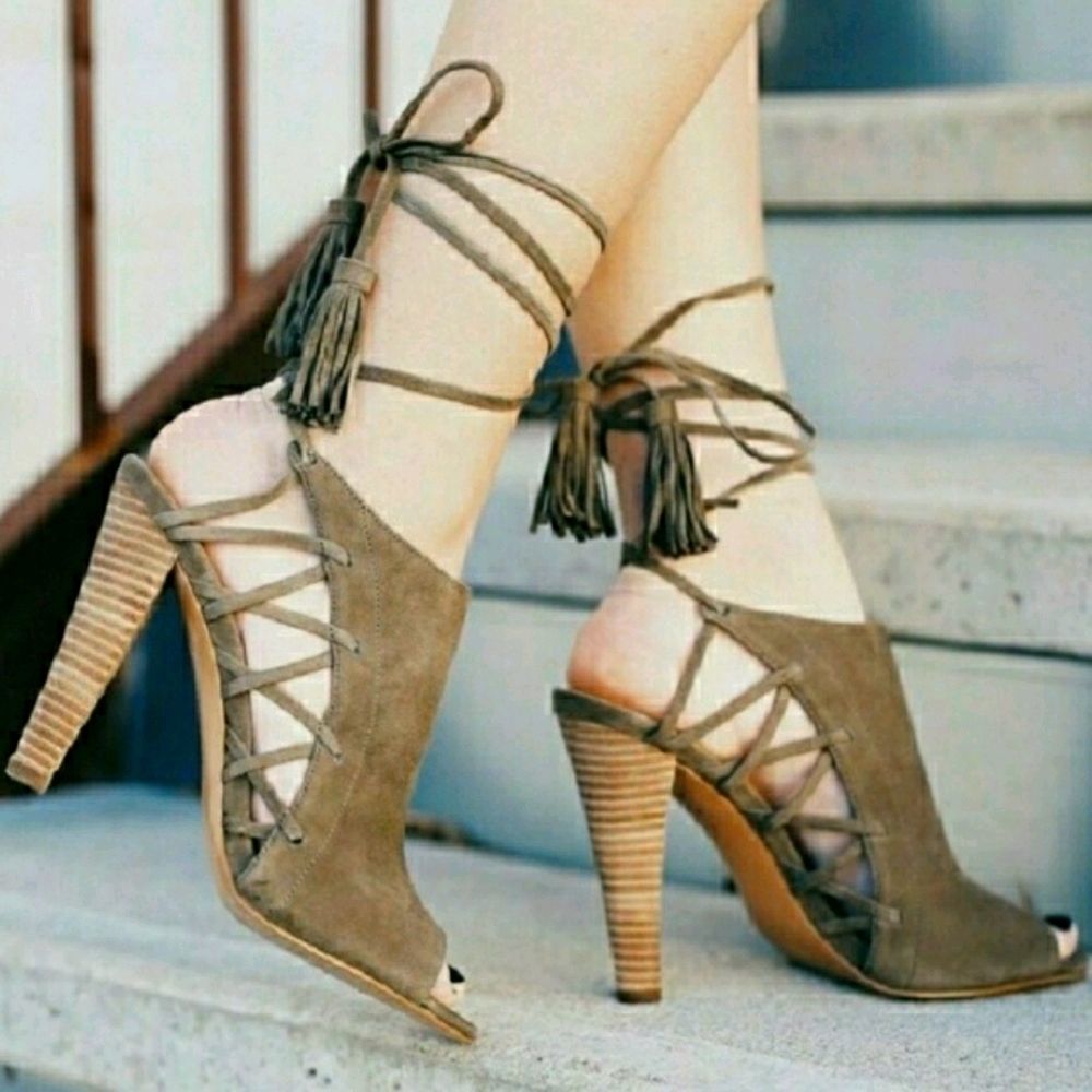 BANANA REPUBLIC Leather Side- Cage Peep-Toe Heel 6.5‎